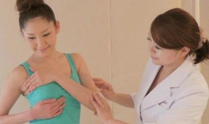 大澤美樹さんがおっぱいマッサージで胸を大きくする方法としてバストアップの手ほどき